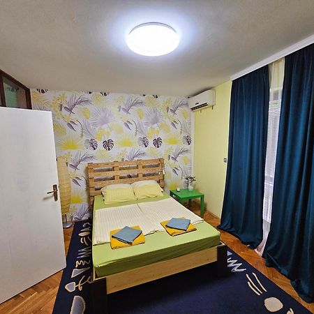 Apartman Yellow House Leilighet Novi Sad Eksteriør bilde